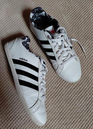 Кросівки жіночі adidas білі з чорними смужками