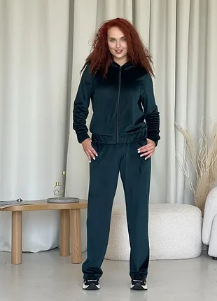 Красивый велюровый костюм