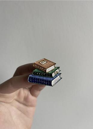 Металева брошка книжкова полиця, книги