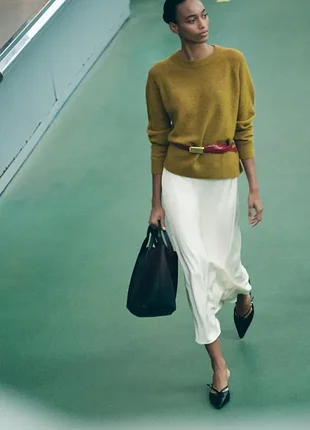 Светр оливкового кольору від zara, комбінований склад (є шерсть та альпака), розмір m-l