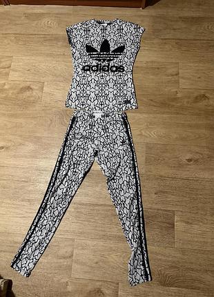 Спортивний костюм жіночий adidas з лосинами та майкою, чорно-білий з візерунком