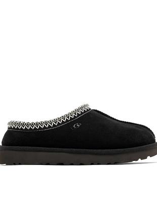 Популярна модель капців-сабо ugg tasman slipper black (а виконана з натуральної замші чорного кольору з фірмовою вишитою  по канту.розмір:41