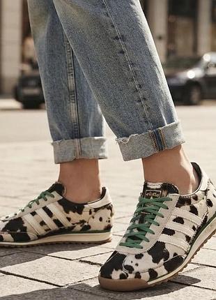 Кросівки жіночі adidas cow print білі з чорним 38