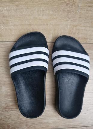 Шльопанці унісекс adidas чорні з білими смугами