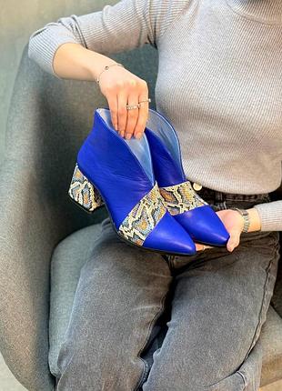 Ярко синие кожаные ботильоны закрытые туфли с острым носком на широком каблуке демисезонные