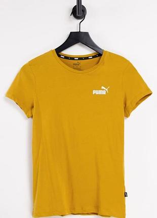 Горчично-желтая женская футболка от бренда puma essensials с небольшим белым логотипом на груди