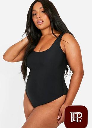 Суцільний чорний купальник boohoo plus tummy control scoop для басейну, пляжу, плавання, м'яка чашка, глибокий u-образний виріз декольте, полупопа
