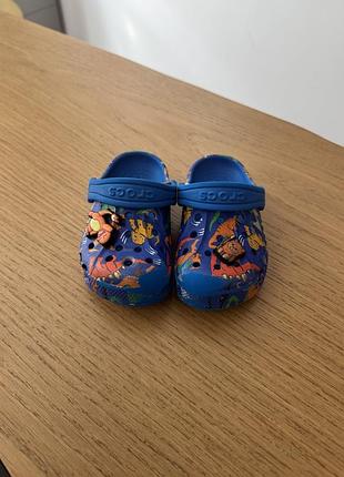 Шльопанці для дітей crocs сині з динозаврами