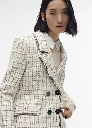 Елегантний двобортний блейзер від zara в ефектну чорно-білу клітинку з виразною контрастною обшивкою по краях.