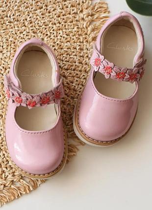 Розовые туфли из лакированной кожи с цветами clarks 20 р