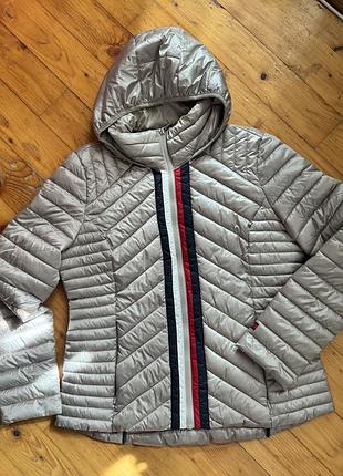 Стьобана демісезонна куртка tommy hilfiger (оригінал), розмір m