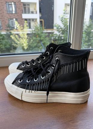 Оригінальні шкіряні converse на платформі