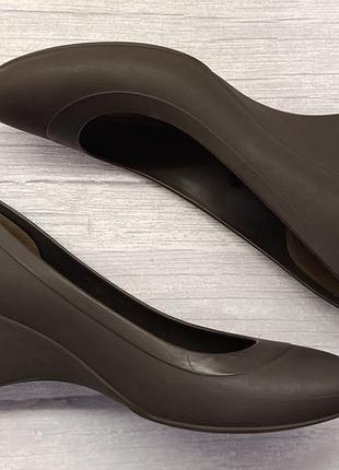 Жіночі туфлі на танкетці crocs (dual comfort) w7