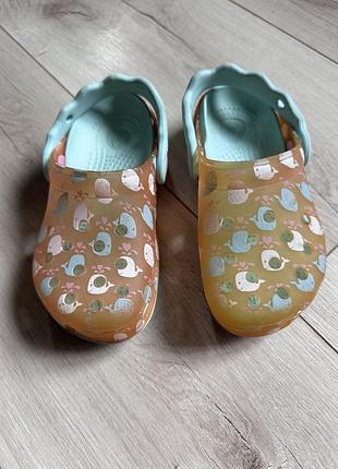 Кроксы на девочку с принтом китов crocs chameleons