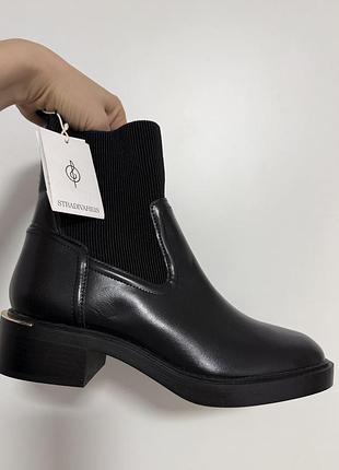 Черевики stradivarius