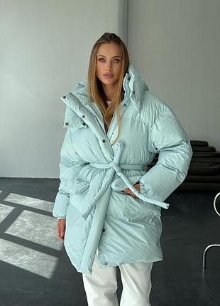 Трендовый дутый пуховик пуфер с капюшоном под пояс
