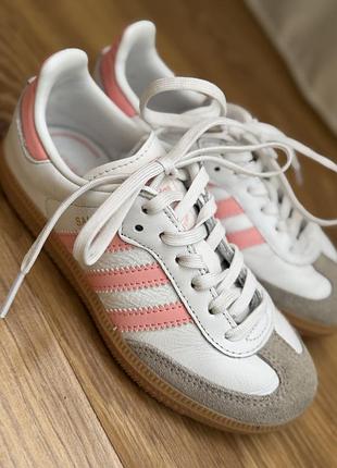Кросівки для дівчинки adidas samba білі з рожевими смужками