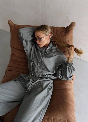 Женский костюм oversize из плащевки-креш, спорт-шик, мод.111, бежевый/хаки, 42-46