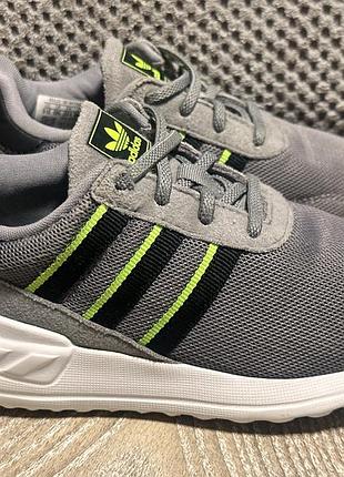 Оригінальні дитячі кросівки adidas