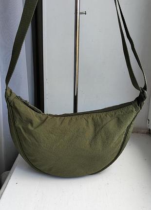 Округлая мини сумка через плечо от uniqlo (модель round mini shoulder bag