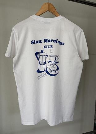 Футболка жіноча бавовняна подовжена біла з принтом slow mornings club