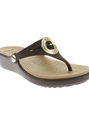 Шоколадні 🍩🥐 босоніжки шльопанці crocs w8 sanrah beveled circle wedge коричневі