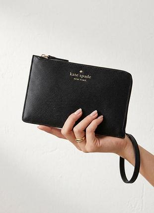 Невеликий гаманець-клатч на ремінці kate spade lucy small l-zip wristlet у класичному чорному кольорі