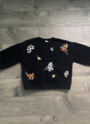 Свитшот от zara (написано, что для детей6-7 лет).
в идеальном состоянии, утепленный, с принтом цветов ( цветы вышиты), в черном цвете.