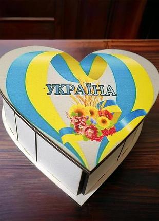 Подарункова коробка з малюнком у вигляді серця білого кольору