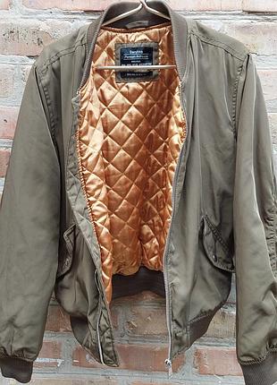 Куртка-бомбер жіноча bershka premium outerwear кольору хакі