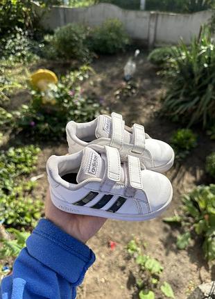 Кросівки дитячі adidas білі з чорними смужками на липучках