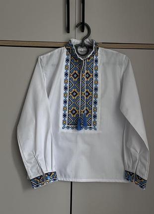 Вишиванка для хлопчика біла з синьо-жовтим орнаментом