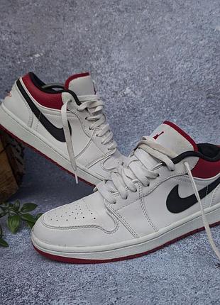 Кросівки чоловічі nike air jordan 1 low білі з чорним та червоним