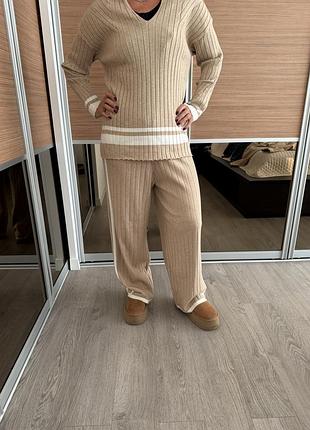 Жіночий брючний костюм jil sander бежево-молочний трикотажний