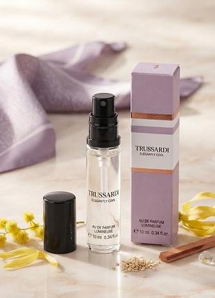 Trussardi elegantly cool - квітковий деревний аромат із марокканською мімозою, мадагаскарським іланг-ілангом і вершковим м'яким сандалом, 10мл;