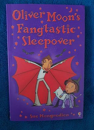 Детская книга на английском «oliver moon's fanttastic sleepover» (фантастический пижамный вечер карандаша муна), Лондон сью монгредиен (sue mongredien