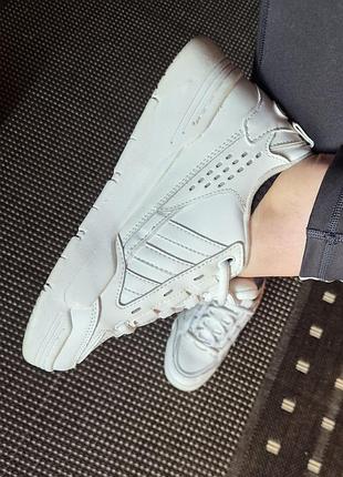 Белые кроссовки adidas