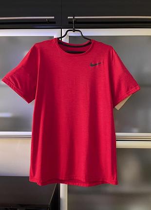 Nike оригінал чоловіча футболка насиченого червоного кольору
