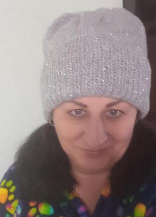 Шапка жіноча в'язана сіра с фліром сріблястим