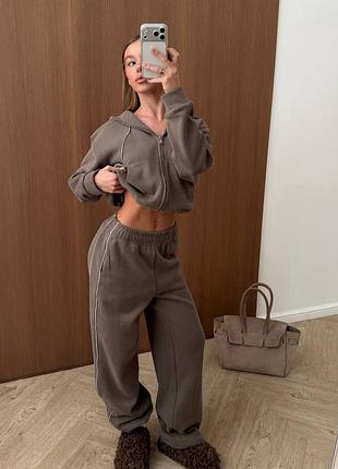 Стильный женский спортивный костюм