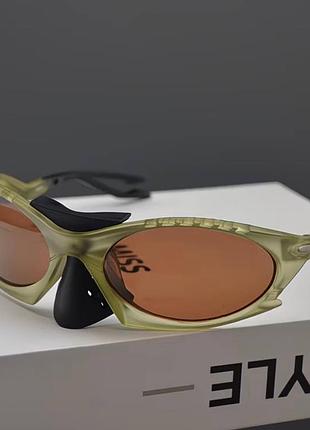Сонцезахисні окуляри oakley з коричневими лінзами