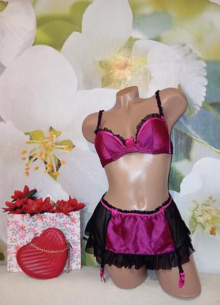 Женский комплект нижнего белья от бренда ann summers в оттенке фуксия с черной отделкой