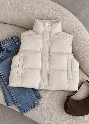 Стильна дута жіноча жилетка оверсайз / коротка тепла жилетка