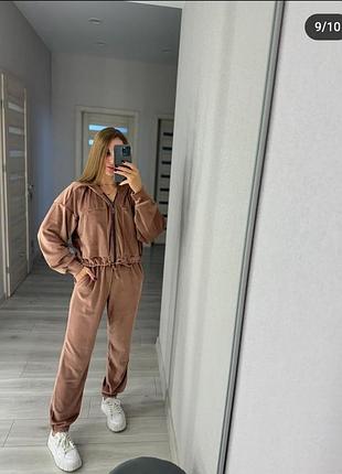 Велюровый спортивный костюм бежевый