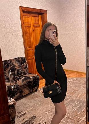 Коротка жіноча сукня чорна