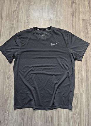 Спортивна футболка чоловіча nike running сіра