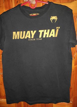 Стильная фирменная футболка черная venum muay thai vt t-shirt (black/gold).с-м