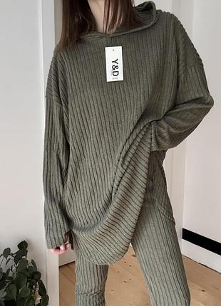 Мʼякий костюм у широкий рубчик