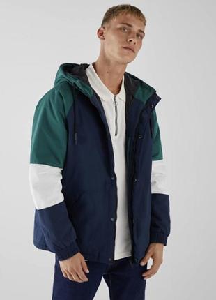 Демисезонная мужская куртка колор-блок с капюшоном bershka