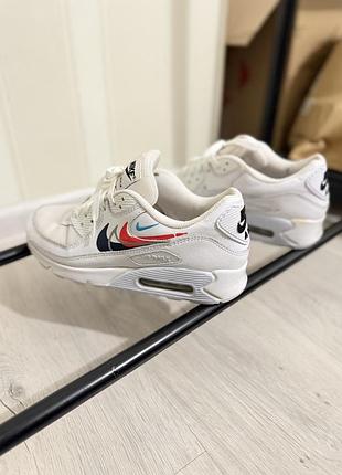Оригінальні кросівки nike air max білі з різнокольоровими елементами
